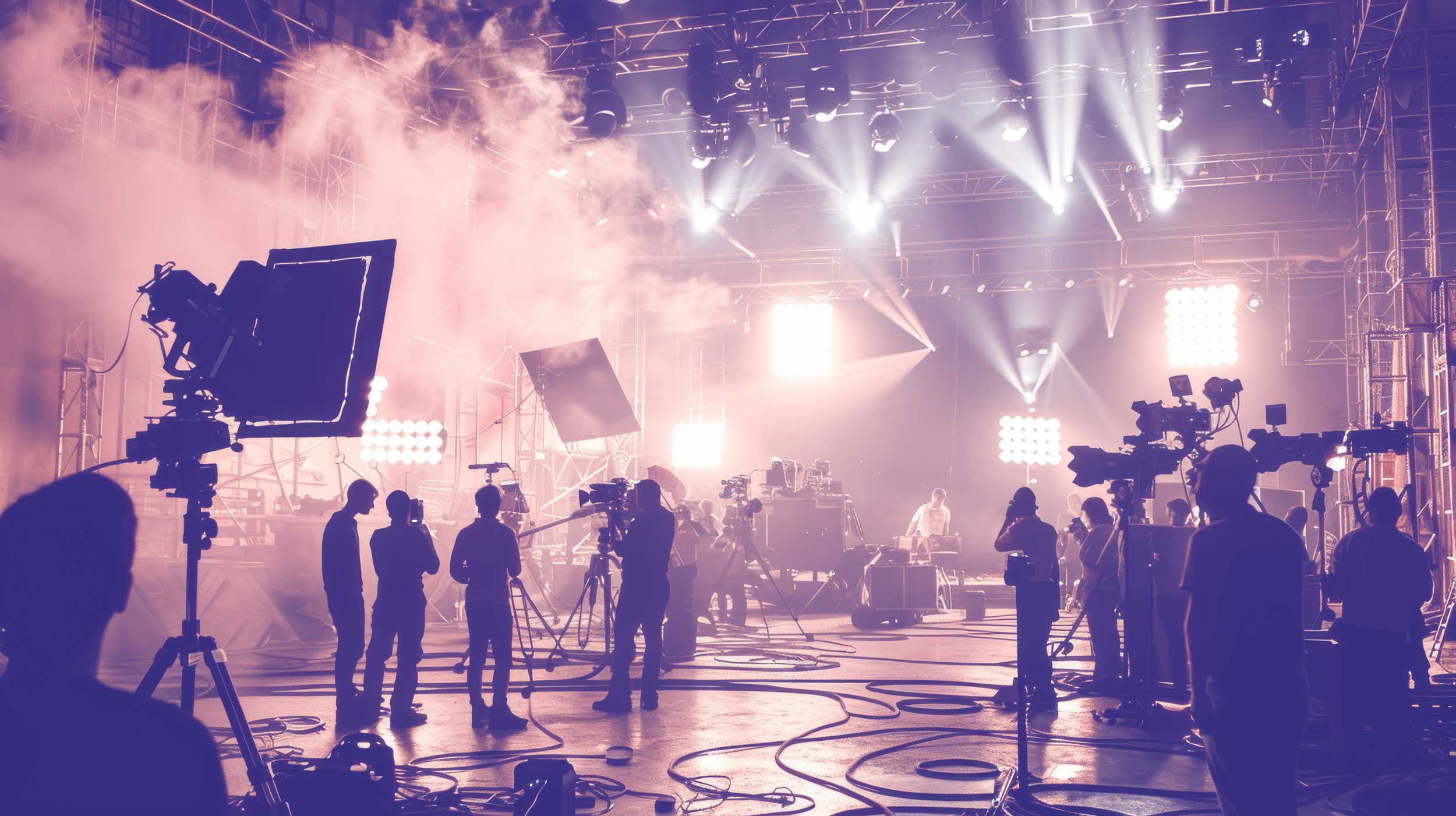 Blick auf ein Set: Im Meister-Kurs Medienproduktion Bild und Ton an der IFFMA lernen Teilnehmende, wie der Beruf funktioniert.