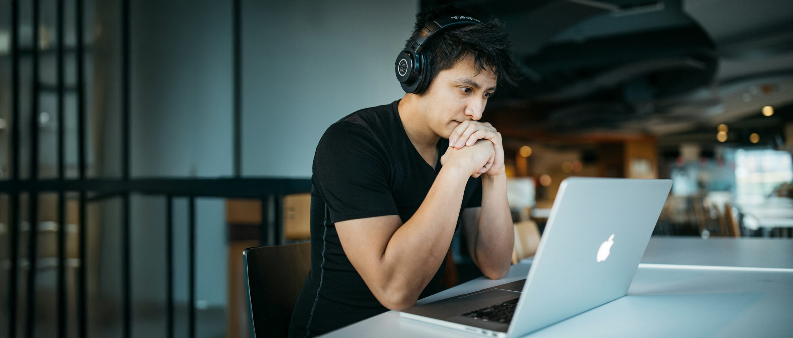 Ein Teilnehmer einer Online-Weiterbildung sitzt vor seinem Laptop.